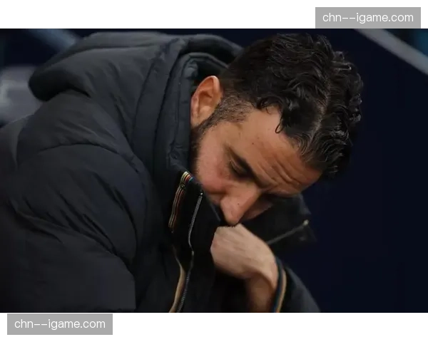 评论员卡拉格在专栏中指出：曼联缺乏能在转换中稳定出球的拖后中场