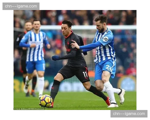 镜头语言：里尔教练对一次草率的转换传球失望掩面