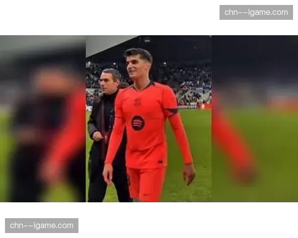 前西班牙国家队主帅恩里克现身诺坎普，观战巴萨对阵那不勒斯的欧冠比赛