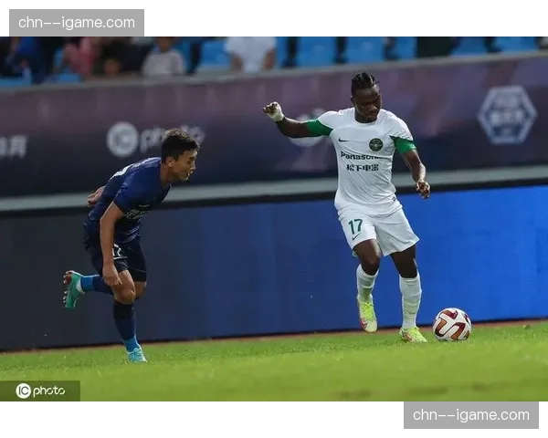 比赛焦点：沧州雄狮外援奥斯卡与对方后卫冲突，两人各领一张黄牌。