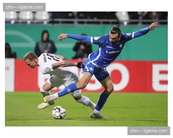 通讯：沙尔克04主场战胜达姆施塔特，距离直接保级区仅差一分